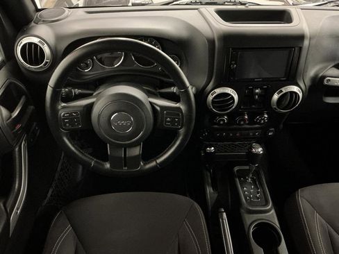 Used 2017 Jeep Wrangler Unlimited Sahara w/ Connectivity Group AWD/4WD image 14