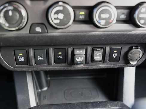 Used 2019 Toyota Tacoma TRD Sport image 27