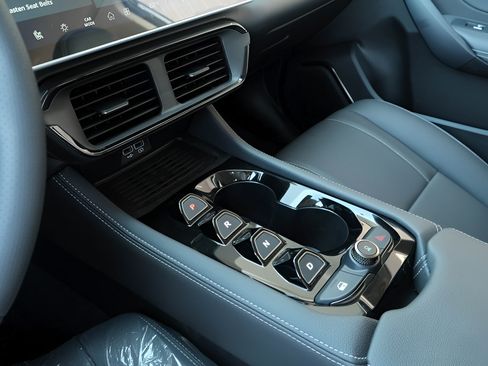 New 2025 VinFast VF 8 Eco AWD/4WD image 15
