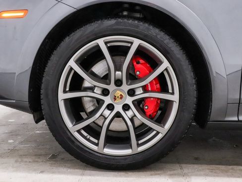 Used 2023 Porsche Cayenne GTS w/ Premium Package image 8