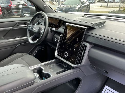 Used 2025 GMC Acadia Elevation image 19