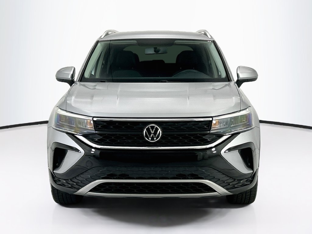 Used 2022 Volkswagen Taos SE FWD image 2