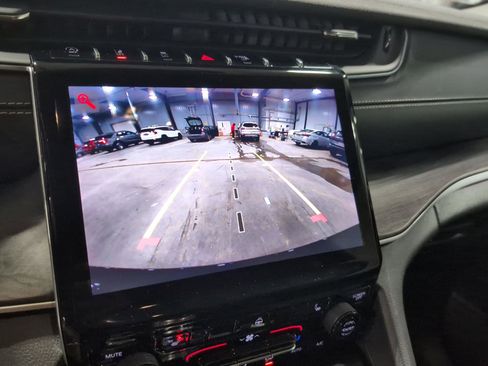 Used 2024 Jeep Grand Cherokee Limited image 25