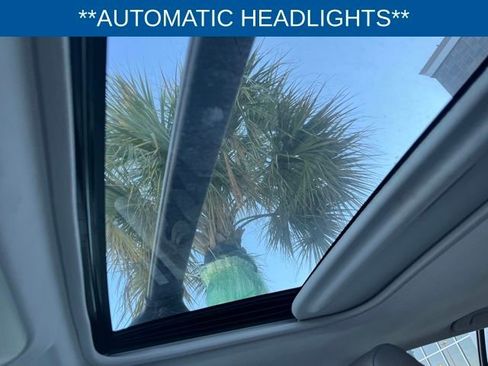 Used 2022 Toyota RAV4 XLE Premium image 9