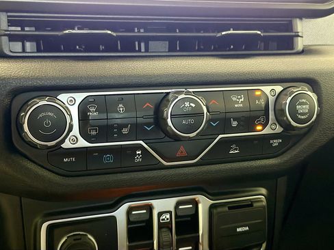 Used 2024 Jeep Wrangler Unlimited image 10