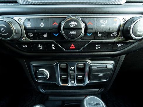 Used 2019 Jeep Wrangler Unlimited Sahara w/ Uconnect 4C Nav & Sound Group image 21