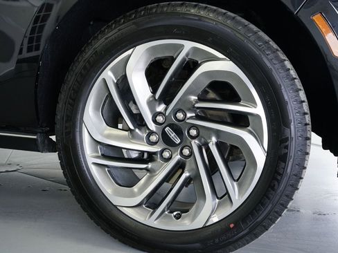 Used 2025 Lincoln Navigator Reserve image 18