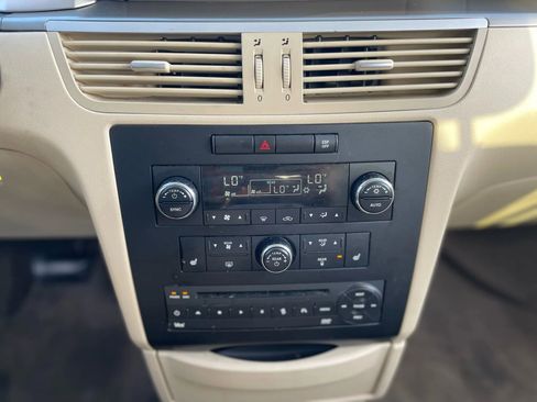 Used 2010 Volkswagen Routan SEL FWD image 23