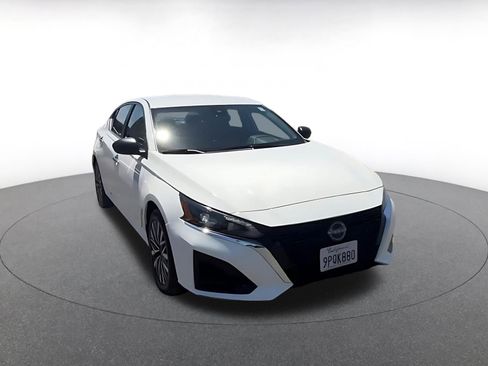 Used 2025 Nissan Altima 2.5 SV FWD image 3