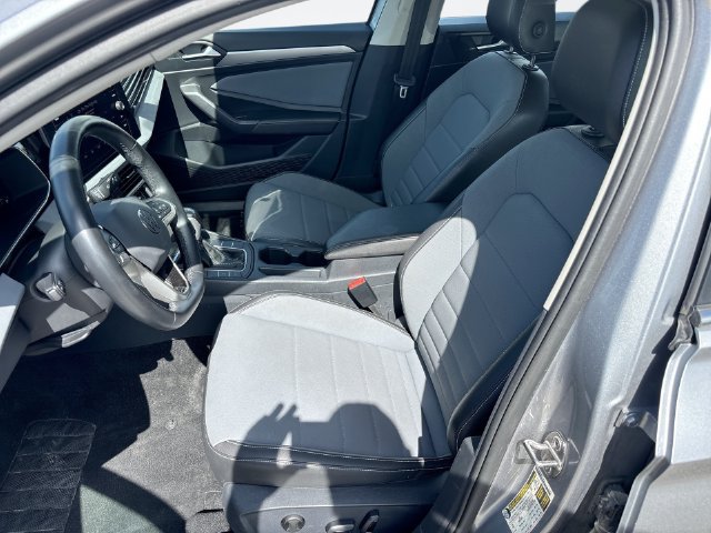 Used 2025 Volkswagen Jetta SE FWD image 11