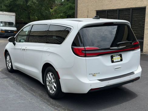 Used 2023 Chrysler Pacifica Touring-L FWD image 9