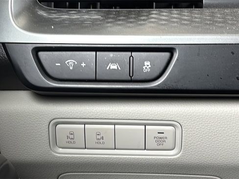 Used 2022 Kia Carnival LX image 26