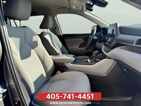 Used 2023 Toyota Highlander LE FWD image 33