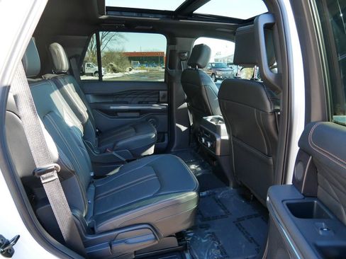 Used 2024 Ford Expedition Platinum image 9