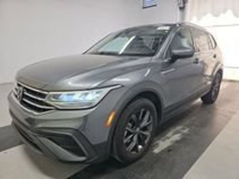 Used 2023 Volkswagen Tiguan SE w/ Panoramic Sunroof Package FWD image 22