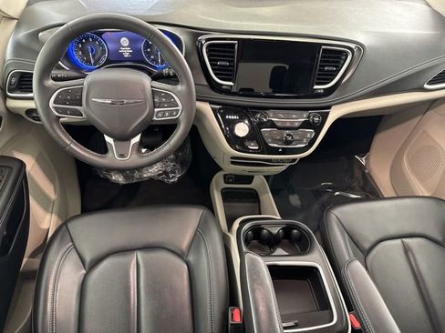 Used 2023 Chrysler Pacifica Touring-L image 24