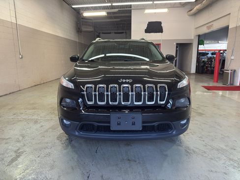 Used 2018 Jeep Cherokee Latitude Plus w/ Comfort/Convenience Group image 2