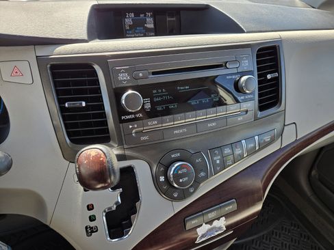 Used 2012 Toyota Sienna XLE image 19