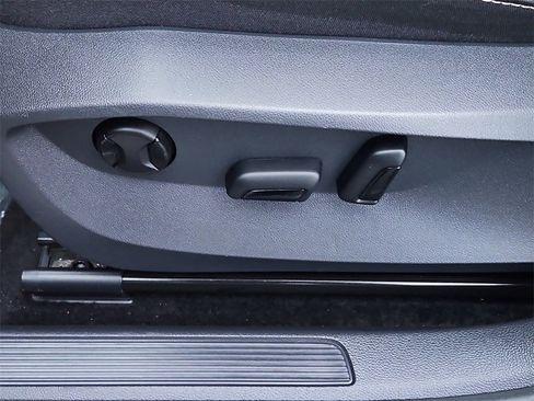 Used 2024 Volkswagen Taos SE image 21