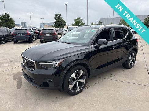 Used 2025 Volvo XC40 B5 Plus image 1