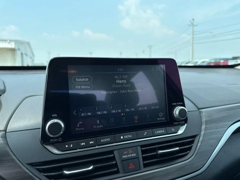 Used 2025 Nissan Altima 2.5 SV FWD image 16