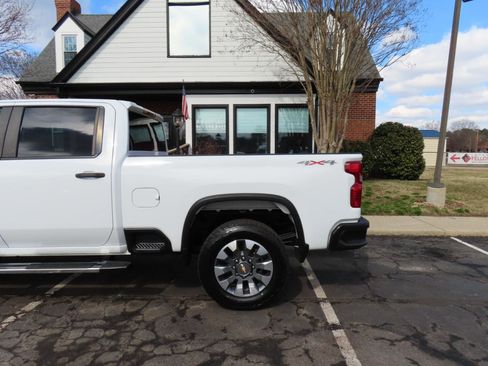 Used 2022 Chevrolet Silverado 2500 Custom w/ Custom Value Package image 5
