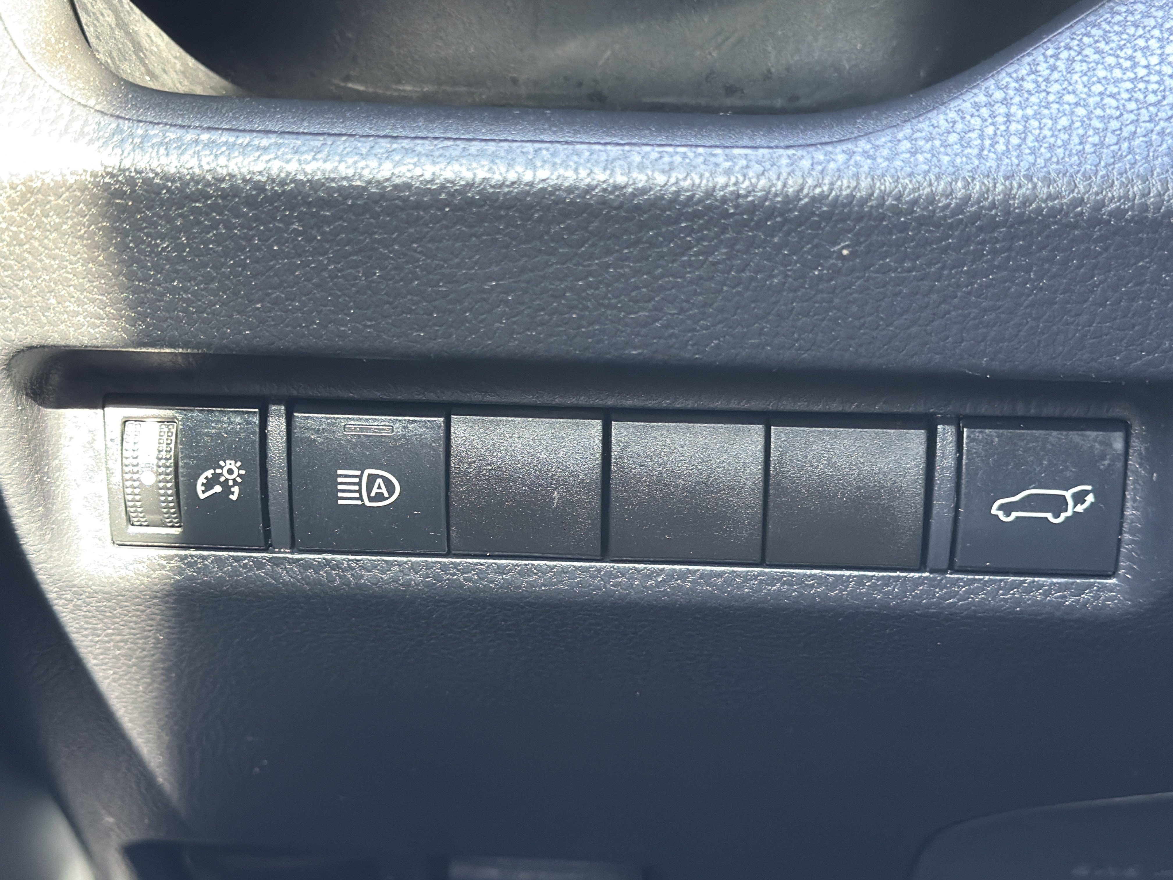 Used 2020 Toyota RAV4 XLE w/ Convenience Package FWD image 12