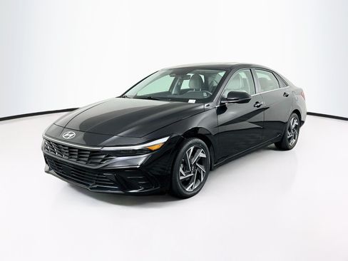 Used 2025 Hyundai Elantra Limited FWD image 3