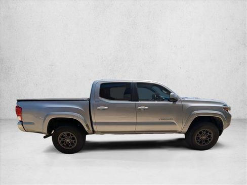 Used 2017 Toyota Tacoma SR5 w/ Tow Package RWD image 4