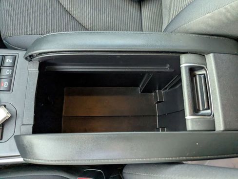 Used 2024 Toyota Highlander LE image 28