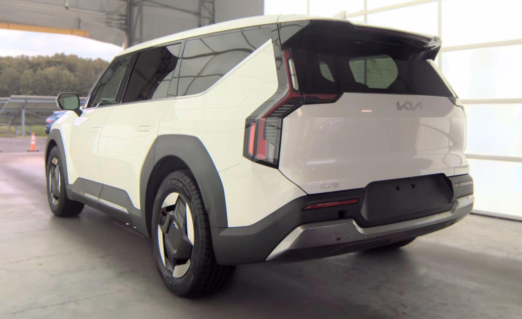 Used 2024 Kia EV9 Light Long Range RWD image 8