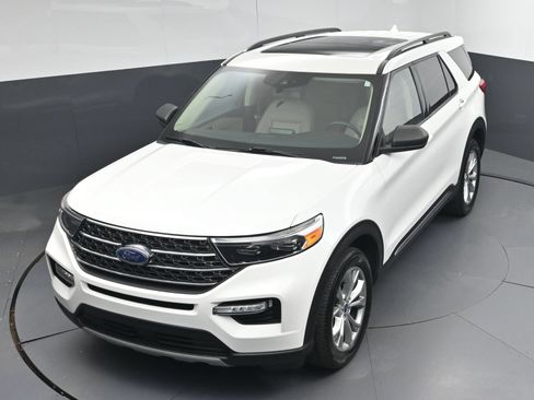 Used 2021 Ford Explorer XLT w/ Equipment Group 202A AWD/4WD image 33