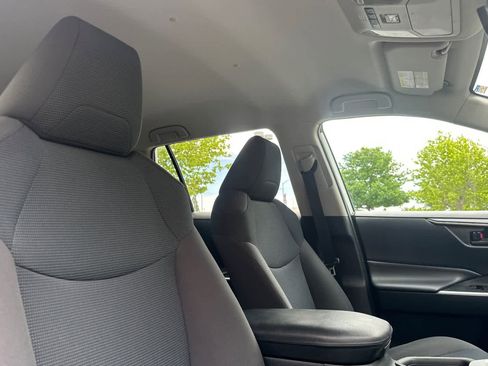 Used 2019 Toyota RAV4 LE w/ Carpet Mat Package FWD image 18