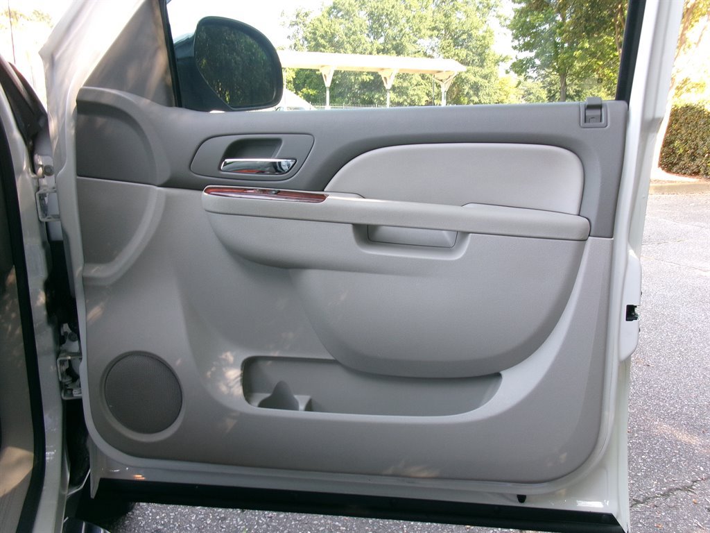 Used 2011 Chevrolet Avalanche LT RWD image 19