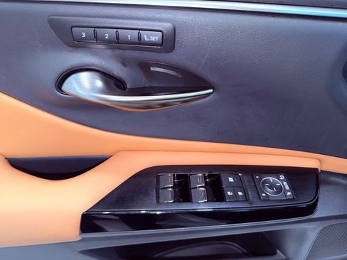 Certified 2025 Lexus ES 300h w/ Premium Package image 19