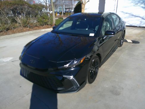 Used 2025 Toyota Camry SE image 6