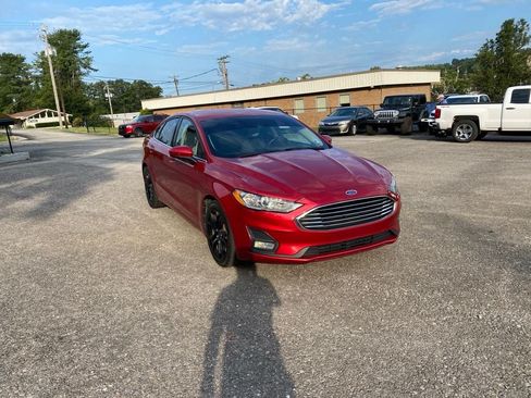 Used 2020 Ford Fusion SE w/ Equipment Group 151A FWD image 3