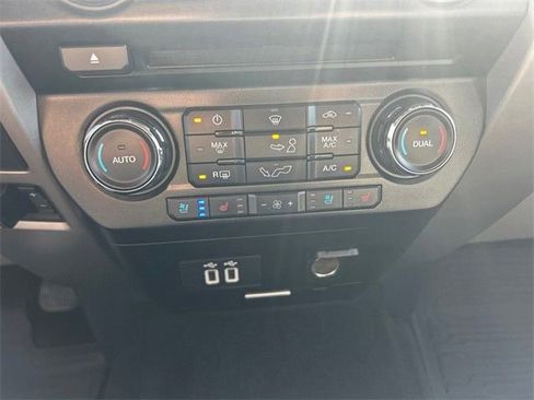 Used 2018 Ford F150 Lariat image 27