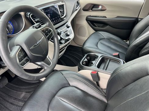 Used 2018 Chrysler Pacifica Touring Plus image 4