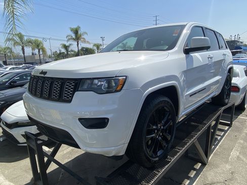 Used 2021 Jeep Grand Cherokee Laredo X image 2