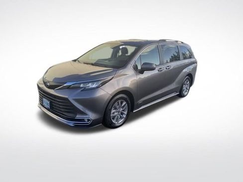 Used 2021 Toyota Sienna XLE image 7