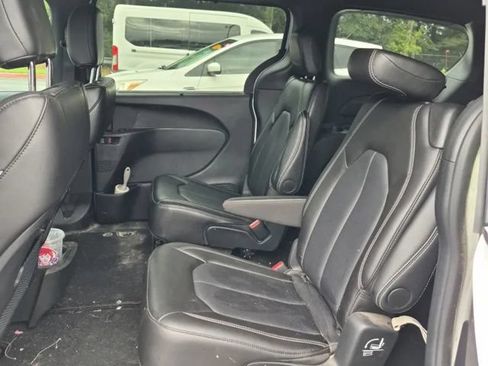 Used 2025 Chrysler Pacifica Select FWD image 10