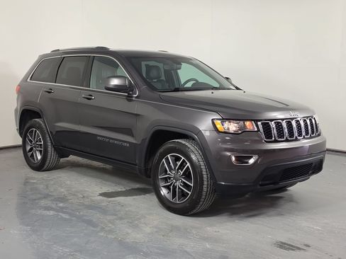 Used 2019 Jeep Grand Cherokee Laredo w/ Laredo X Package AWD/4WD image 3