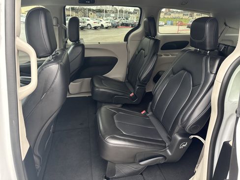 Used 2024 Chrysler Pacifica Touring-L image 10