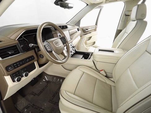 Used 2021 GMC Yukon Denali w/ Denali Premium Package image 11