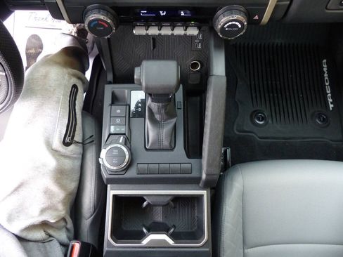 Used 2025 Toyota Tacoma SR5 AWD/4WD image 42