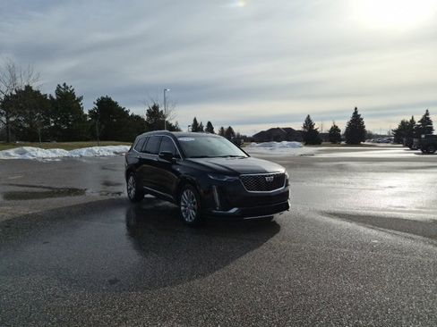 Used 2022 Cadillac XT6 Premium Luxury image 3