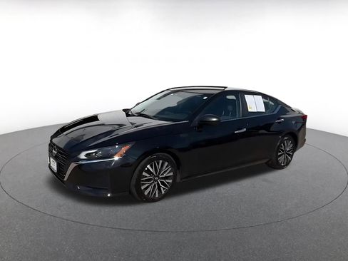 Used 2025 Nissan Altima 2.5 SV FWD image 7