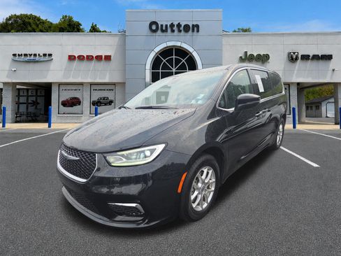 Certified 2023 Chrysler Pacifica Touring-L FWD image 8