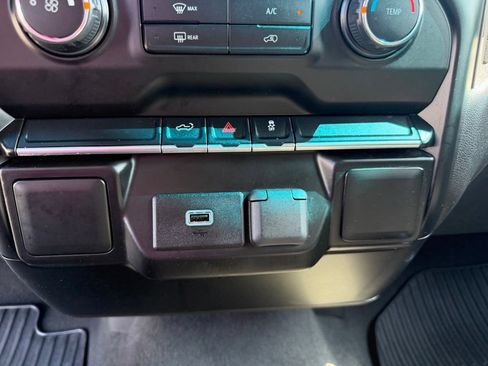 Used 2019 Chevrolet Silverado 1500 Custom w/ Custom Convenience Package AWD/4WD image 33